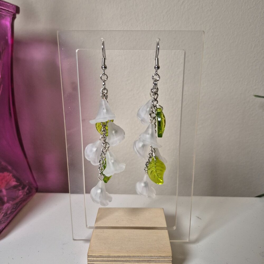 White Trumpet Flower Handmade Earrings - Picture 6 of 7